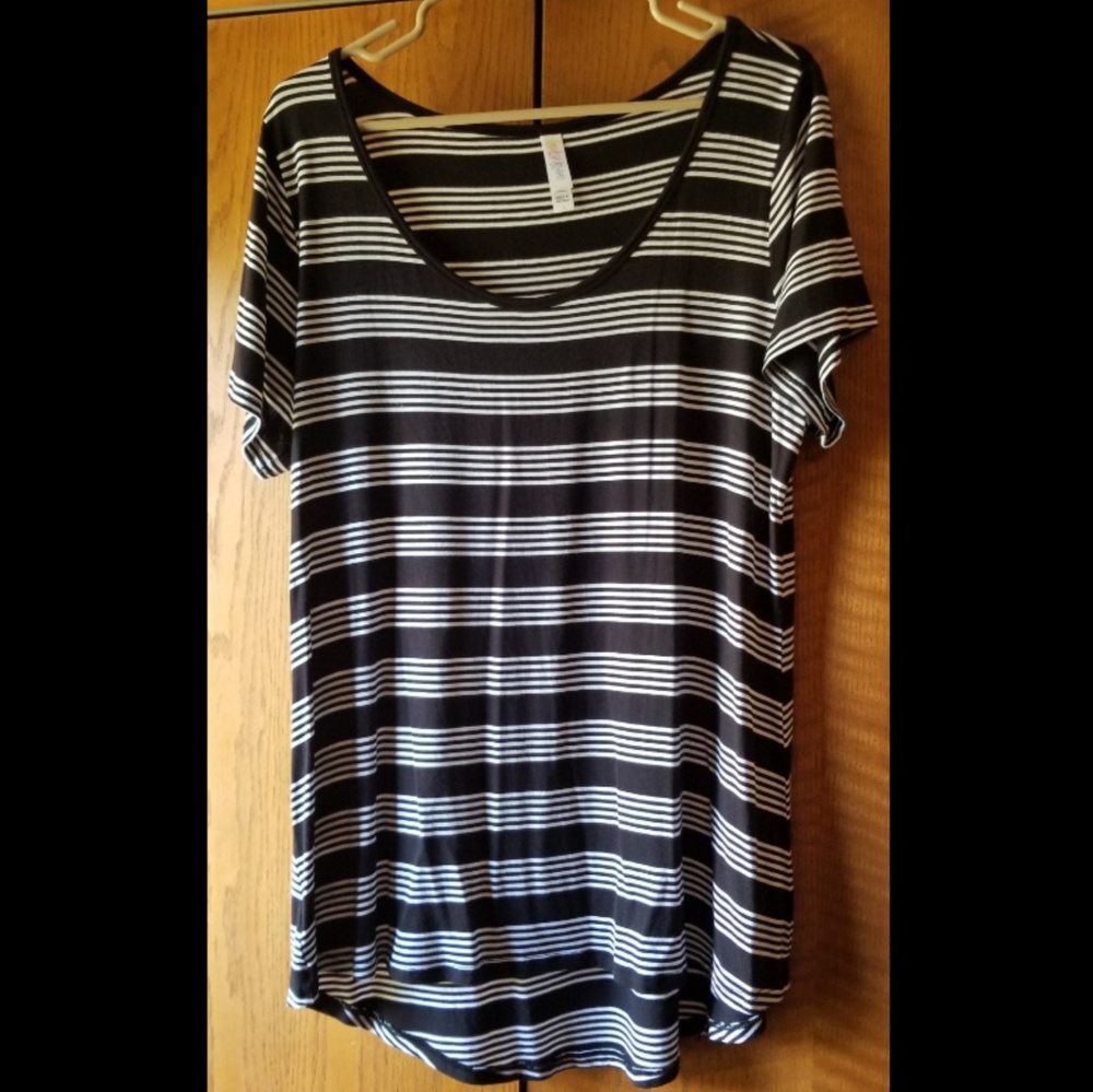 LuLaRoe Classic Tee L